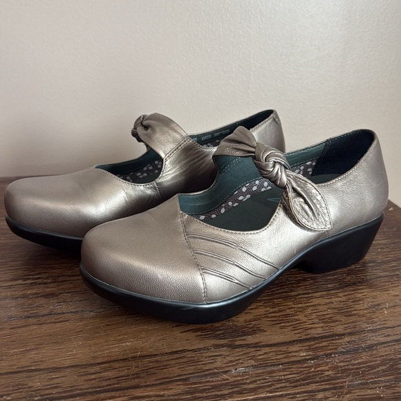 Dansko Ainsley Mary Jane Professional Clog Bow Metallic Gold EU 38